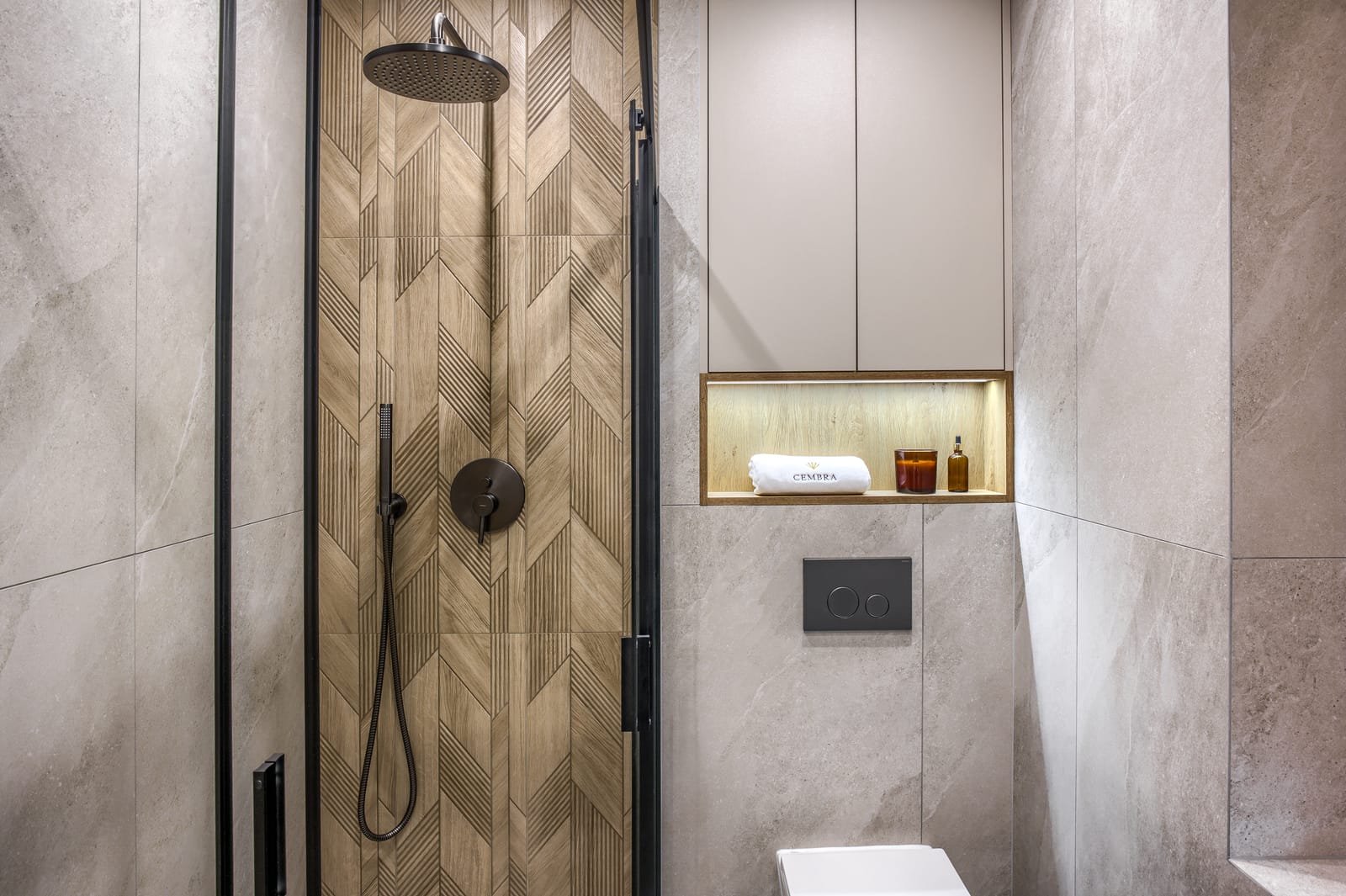Shower in the Stream Apartment
